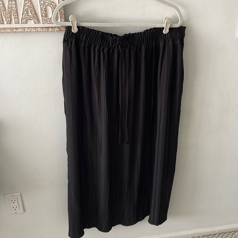 City chic black pleat skirt